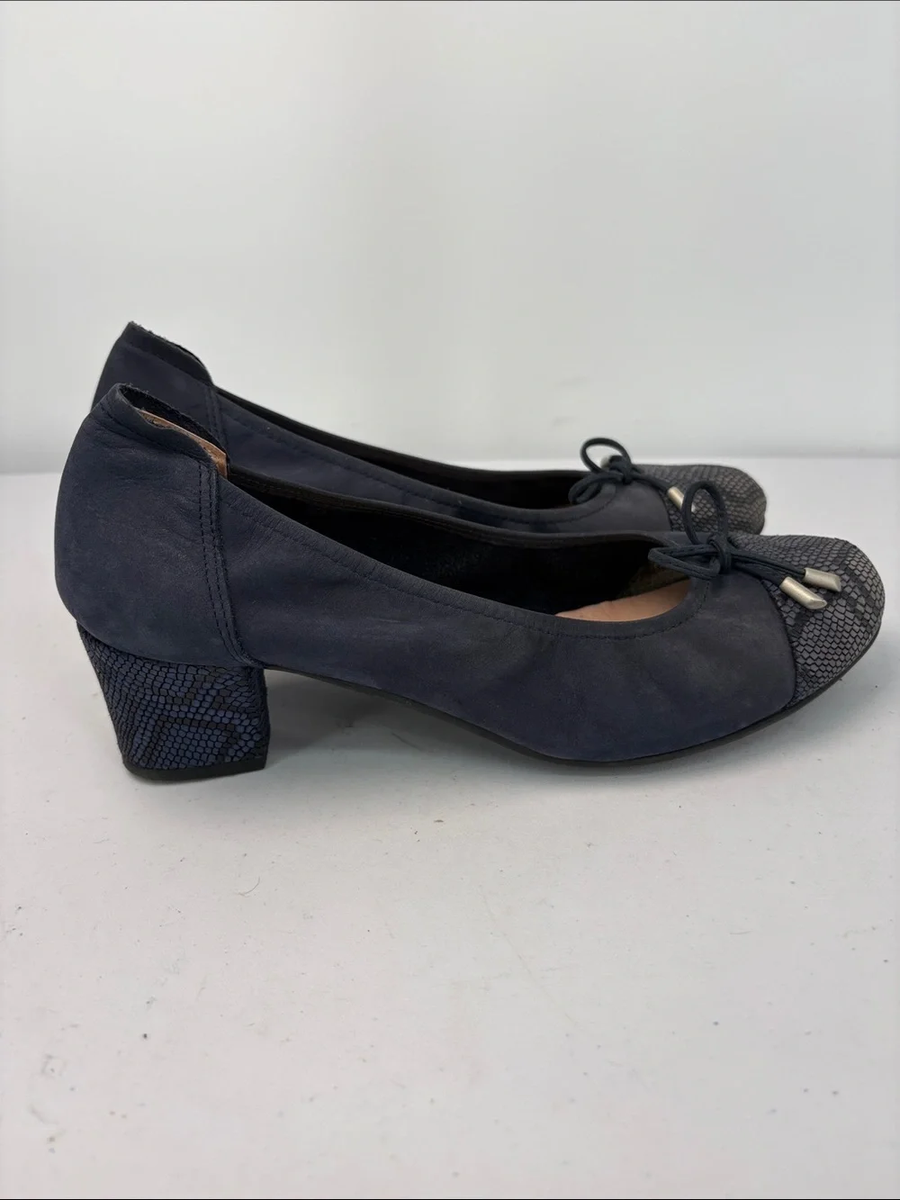 🥡 Sabrinas Classic Navy suede Low Block Heel Pump with Textured Toe